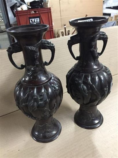 null JAPON :
Paire de vases à bords côtelés en bronze à décor de petits oiseaux prenant...