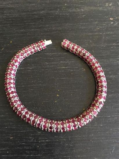 null Bracelet ligne souple en or gris (750 millièmes) orné de petites lignes de rubis...