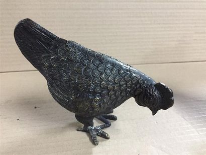 null JAPON :
Poule picorant en bronze patiné.
XIXe siècle. 
H. : 12 cm. 