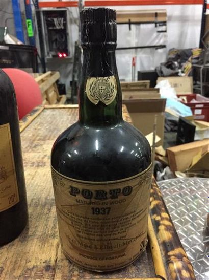 null NON VENU /// 2 bouteilles de Porto : GUEDES 1900 et sans nom 1937.