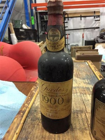 null NON VENU /// 2 bouteilles de Porto : GUEDES 1900 et sans nom 1937.