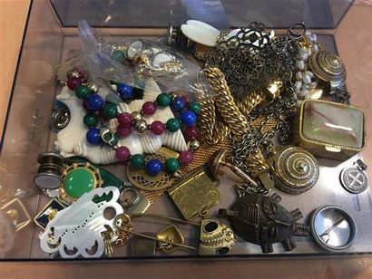 null Dans une boîte transparente
Lot de bijoux fantaisie et une petite bague en or...