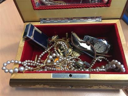 null Dans un coffret à bijoux en bois marqueté : lots de bijoux et montres fantaisie...