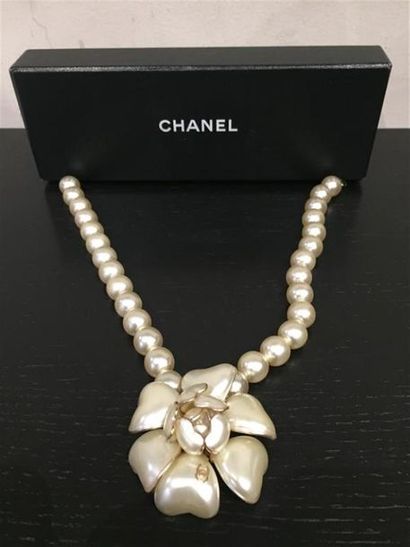 null CHANEL.
Collier " camélia " en métal doré et perles blanches fantaisie centré...