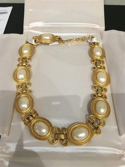null MONET.
Collier en métal doré composé de maillons ovales et centré d'une demi-perle...