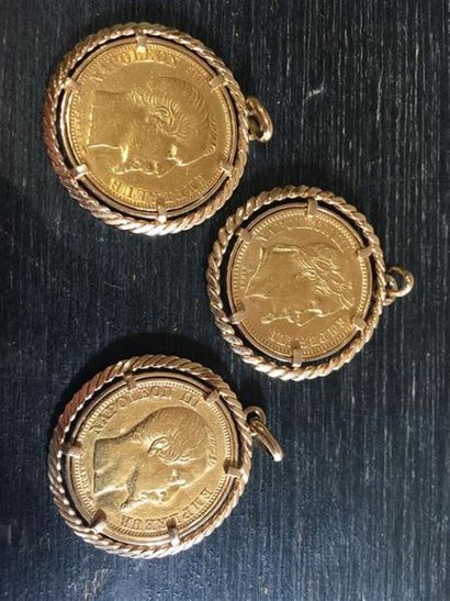 null 3 pièces Napoléon III en or, montures pendentif en or jaune 18K (750 millièmes)...