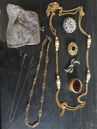 null [Fantaisie]. Lot en métal doré ou argenté comprenant sautoir alterné de perles...