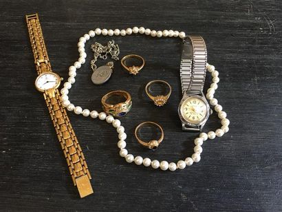 null [Fantaisie]. Lot en métal doré ou argenté comprenant 2 montres-bracelet, collier...