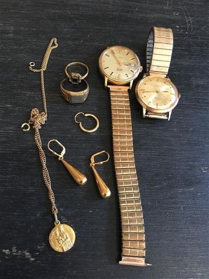 null [Fantaisie]. Lot en métal comprenant 2 montres-bracelet, paire de boucles d'oreille,...