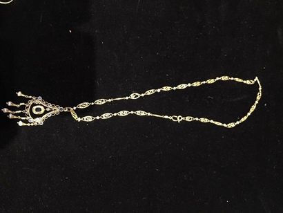 null Collier et pendentif ancien en or jaune serti clos de petit saphir et de perles...