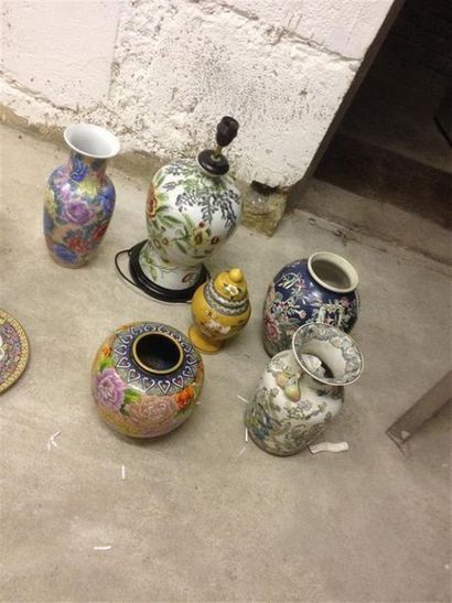 null Lot de quatre vases dépareillés à col évasé et corps pansu à deux anses à décors...