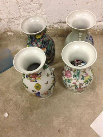 null Lot de quatre vases dépareillés à col évasé et corps pansu à deux anses à décors...