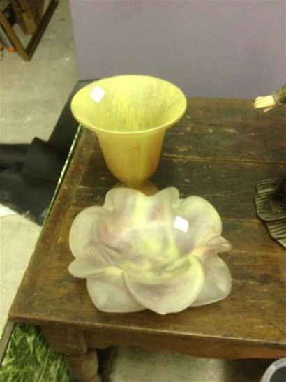 null LAGNY, lot de 3 vases soliflores en verre marmoréen, 
H. : 40 cm.
On joint une...