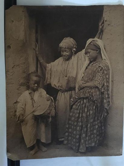 null [Afrique] [Tunisie] [Photographie]. LEHNERT ET LANDROCK.
- 3 enfants au tambourin....