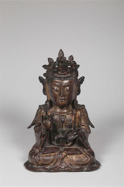 null CHINE.
Boddhisattava en bronze à traces de laque or, assis en padmasana, richement...