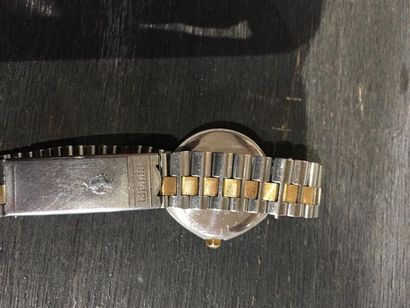 null FERRARI. Montre-bracelet de dame en acier et acier doré, guichet dateur à 3h.
Numérotée...