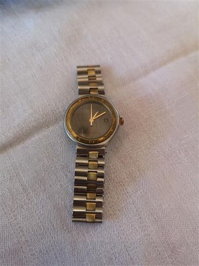 null FERRARI. Montre-bracelet de dame en acier et acier doré, guichet dateur à 3h.
Numérotée...