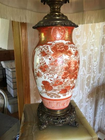 null Un vase dans le goût de Sansom en porcelaine (satsuma) à décor en cmaïeu rouge...