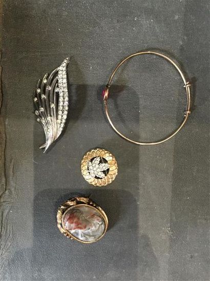null Lot de bijoux fantaisie comprenant une broche gerbe, un bracelet ornée d'une...