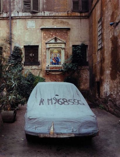 null Michael EASTMAN (né en 1947)
Car in front of Chapel. Italie. 
Epreuve gélatino-argentique...