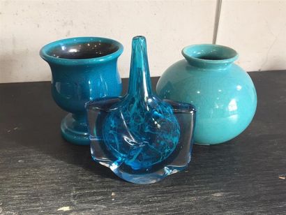 null [Céramique]. [Verrerie]. Lot comprenant : 
-Un vase en céramique émaillé bleu...