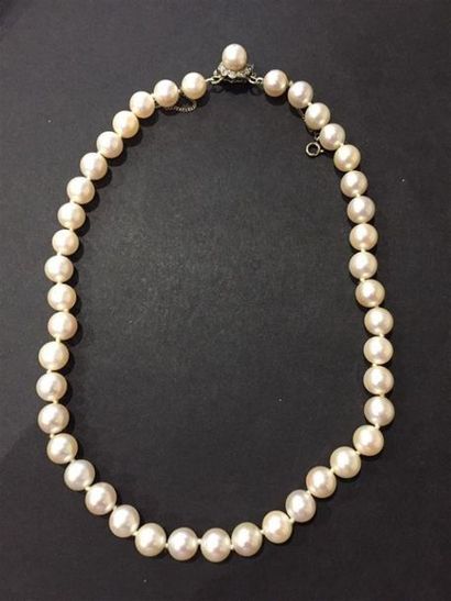 null Une croix en or 18K (750/1000) serti de perles.
Poids brut. : 2,1 g.
 
On joint....
