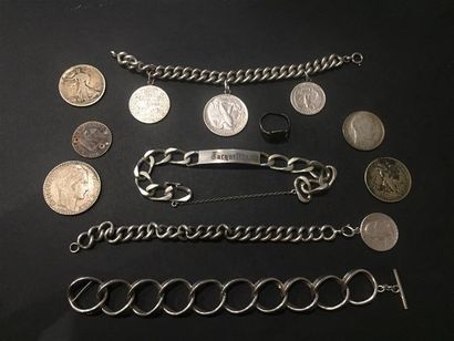 null Un ensemble en argent comprenant : quatre bracelets maille (dont l'un avec trois...