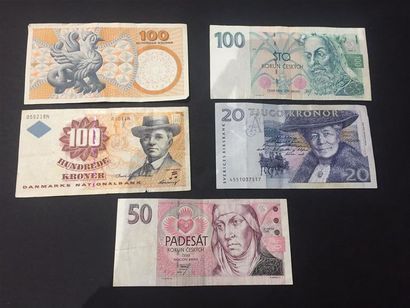 null Un billet de 20 couronnes suédoises
Deux billets de 100 couronnes danoises
Un...