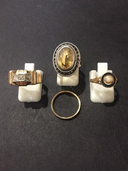 null Lot comprenant : une bague en argent et pierre jaune, une petite bague pont...