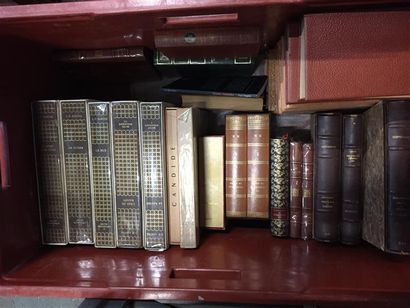 null Trois caisses de littérature française dont une collection NRF avec cartonnage...