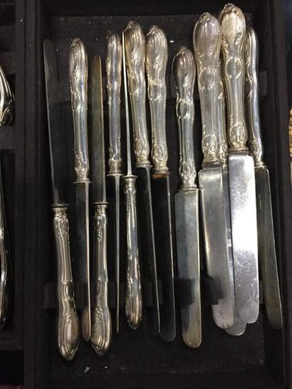 null Maison ODIOT :
-12 grandes fourchettes en argent à décor filets coquilles, spatules...
