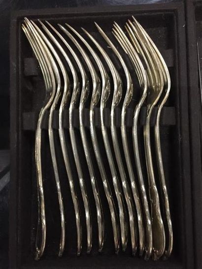 null Maison ODIOT :
-12 grandes fourchettes en argent à décor filets coquilles, spatules...