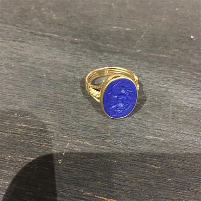 null Bague en or jaune 18K (750 millièmes) ornée d'une intaille ovale sur lapis-lazuli...