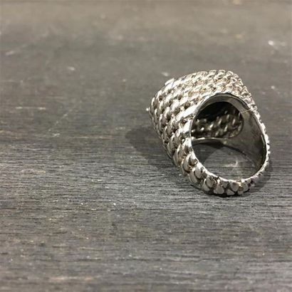 null STERLÉ, Paris.
Bague chevallière en palladium à effet de tresses ornée d'une...