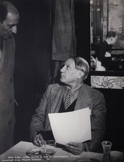 dit Brassaï (1899-1984) Gyula Halàsz, ...Chez Lipp, assis devant le mur en céramiques,...