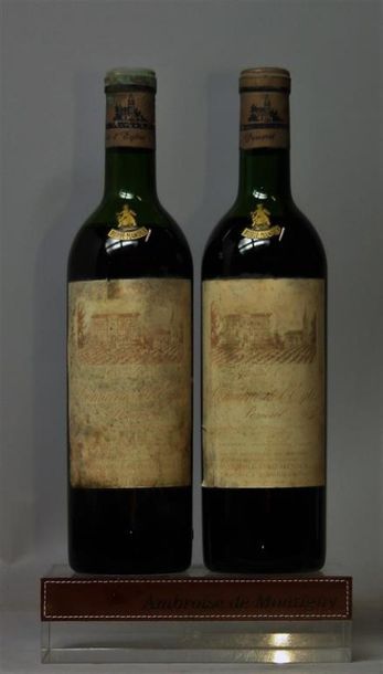 null 2 bouteilles DOMAINE DE L'EGLISE - Pomerol 1966.
Etiquettes tachées, abimées,...