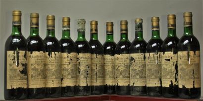 null 12 bouteilles CHAPELLE DE LA TRINITÉ - St. Emilion 1973.
Etiquettes abimées,...