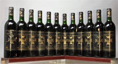 null 12 bouteilles DOMAINE DE L'EGLISE - Pomerol 1986.
Caisse bois.
Etiquettes abimées,...