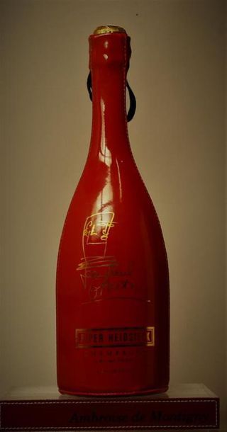 null 1 bouteille CHAMPAGNE PIPER HEIDSIECK "Cuvée pour l'an 2000" 
Bouteille habillé...