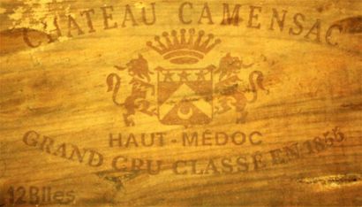 null 12 bouteilles CHÂTEAU CAMENSAC -Haut Médoc 1987.
Caisse bois. 
Etiquettes abimées...