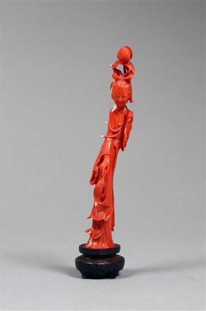 null CHINE :
PETITE STATUETTE en corail rouge représentant une guanyin debout tenant...
