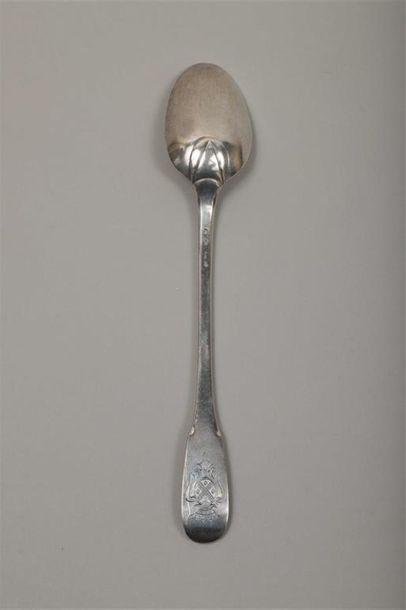 null CUILLÈRE À RAGOÛT en argent (950/1000e), modèle baguette. Gravée d'armoiries...