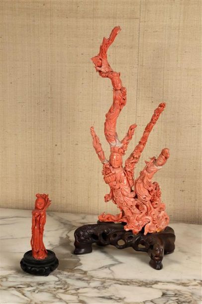 null CHINE : 
GROUPE en corail sculpté représentant une Guanyin parmi des branchages...