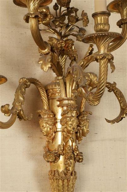 null SUITE DE QUATRE APPLIQUES en bronze doré à cinq bras de lumière sur deux rangs,...