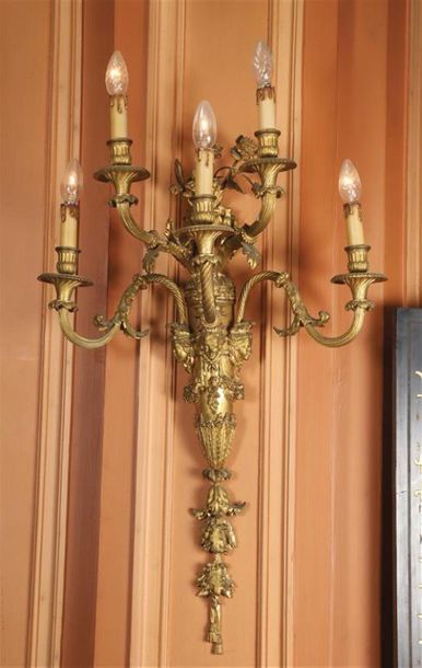 null SUITE DE QUATRE APPLIQUES en bronze doré à cinq bras de lumière sur deux rangs,...