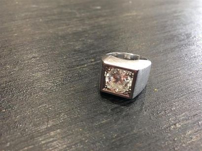 null BAGUE CHEVALIÈRE en or gris 750 millièmes (18K) orné d'un diamant de taille...