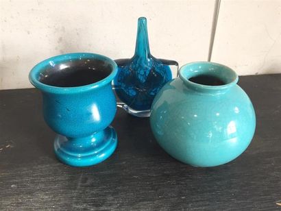 null [Céramique]. [Verrerie]. Lot comprenant : 
-Un vase en céramique émaillé bleu...