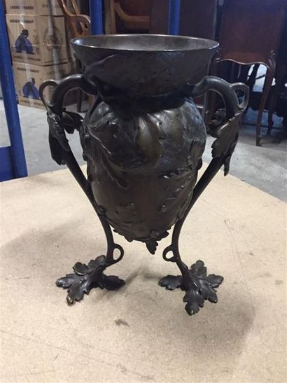 FUGERE. Important vase en bronze en forme...