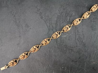 null Petit BRACELET en or 750 millièmes à motifs ajourés ornés d'une rose.

Longueur...