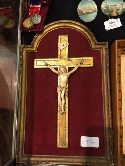Un crucifix dans cadre cintré en bois doré....